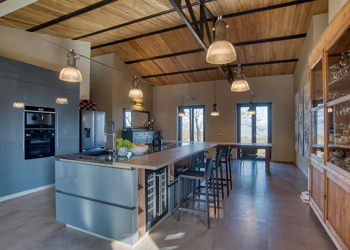 Photo de Tuscan Cozy Escape With View, Garden & Breakfast CastellʼAzzara